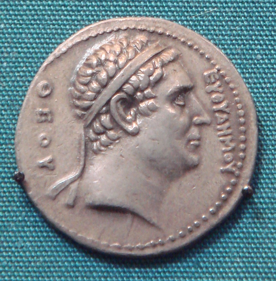 Portret Eutydemosa na awersie monety jego wnuka Agatoklesa. Zwraca uwagę przyznany mu przez wnuka tytuł ΘΕΟΥ (Theou) – Bóg.